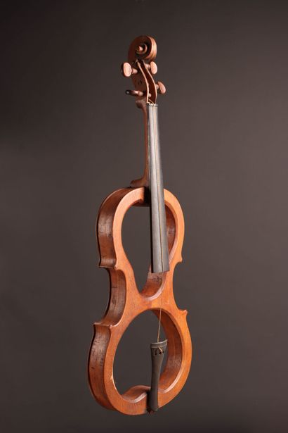 Violon muet. 
L. : 60 cm.