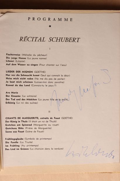 Recueil contenant des autographes de célébrités...