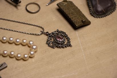 Lot de bijoux fantaisie. 
Colliers, bagues,...