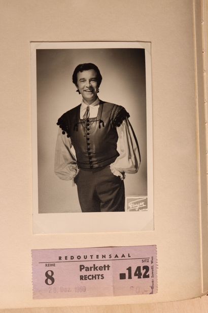 Recueil contenant des autographes de célébrités...