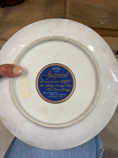 Lot comprenant: 
Assiette en porcelaine et...