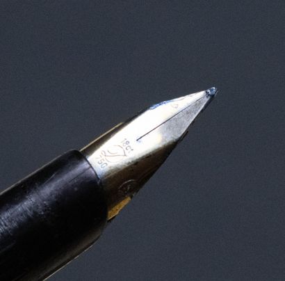 Stylo plume Dupont, plaqué or. 
L. :13,5...