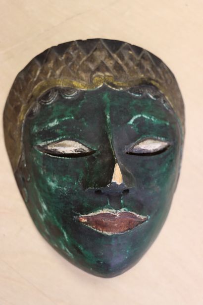 Trois masques en bois et en papier maché....