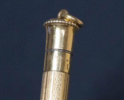 Stylo plume Dupont, plaqué or. 
L. :13,5...