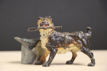 Chien au chapeau en plomb de Vienne, à patine...