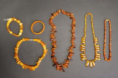 Quatre colliers et deux bracelets fantaisie...