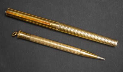 Stylo plume Dupont, plaqué or. 
L. :13,5...