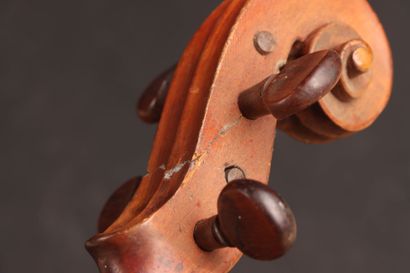 Violon muet. 
L. : 60 cm.