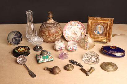 Lot comprenant:
Pied de lampe, vase, miniature,...