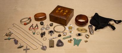 Lot de bijoux fantaisie. 
Colliers, bagues,...