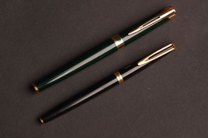 Waterman. 
Deux stylos plume. 
L. :14 cm...