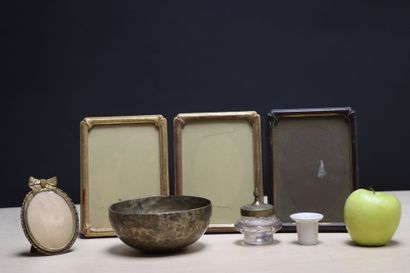 Lot comprenant:
Trois cadres photo, petit...