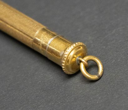 Stylo plume Dupont, plaqué or. 
L. :13,5...