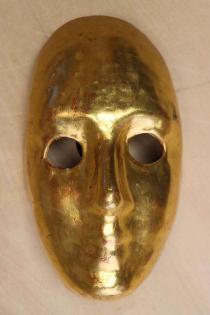 Trois masques en bois et en papier maché....