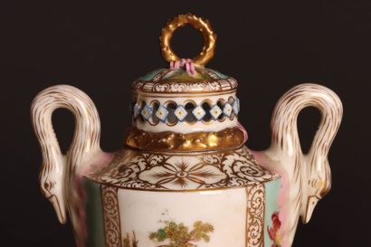 Paire de pots-pourris en porcelaine, anses...