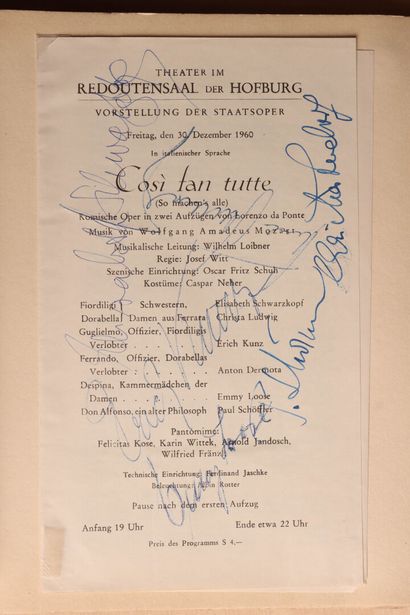 Recueil contenant des autographes de célébrités...