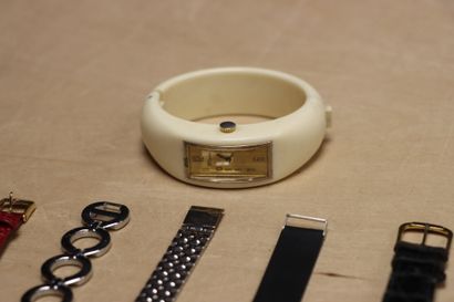 Neuf montres de dame.