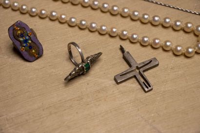 Lot de bijoux fantaisie. 
Colliers, bagues,...