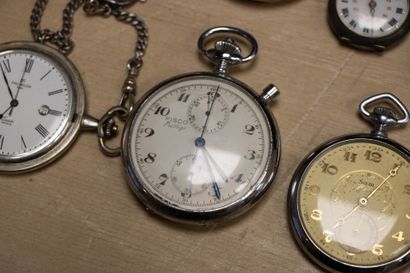 Douze montres à gousset dont trois en argent....