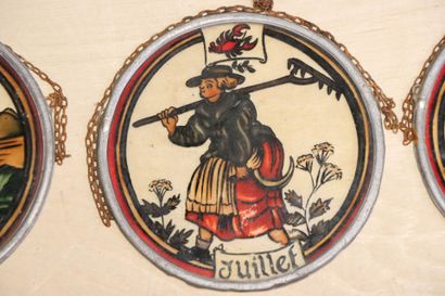 Douze petits vitraux en médaillons avec les...