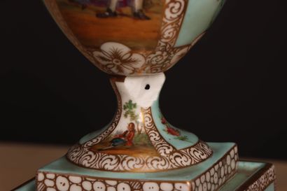 Paire de pots-pourris en porcelaine, anses...