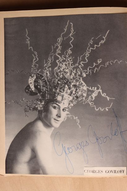 Recueil contenant des autographes de célébrités...