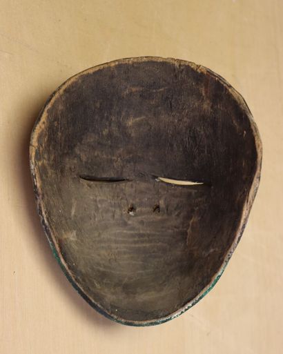 Trois masques en bois et en papier maché....