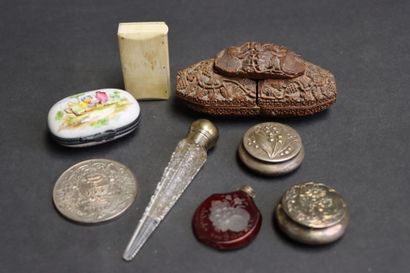 Lot comprenant: 
Boite en noix sculpté, boite...