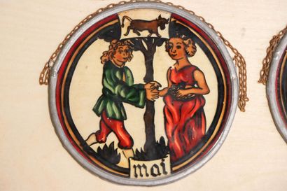 Douze petits vitraux en médaillons avec les...