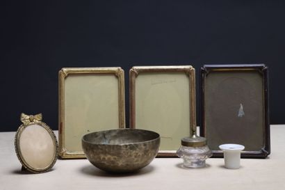 Lot comprenant:
Trois cadres photo, petit...