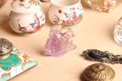 Lot comprenant:
Pied de lampe, vase, miniature,...