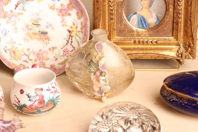 Lot comprenant:
Pied de lampe, vase, miniature,...