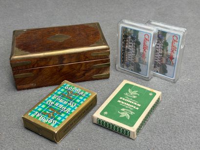 Coffret en bois exotique: 4 jeux de cartes...