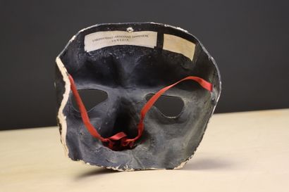 Trois masques en bois et en papier maché....