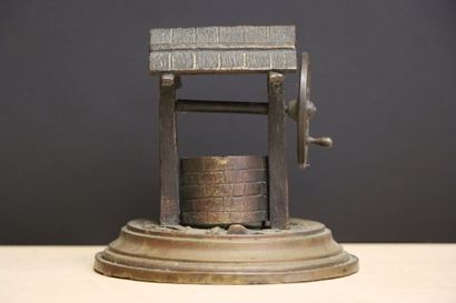 Réduction de puits en bronze. 
H. :11 cm...