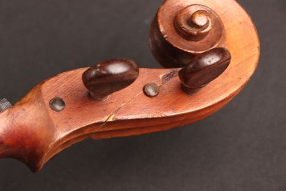 Violon muet. 
L. : 60 cm.