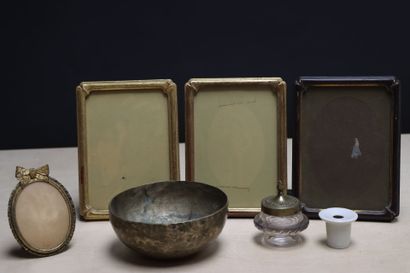 Lot comprenant:
Trois cadres photo, petit...