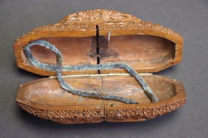 Lot comprenant: 
Boite en noix sculpté, boite...