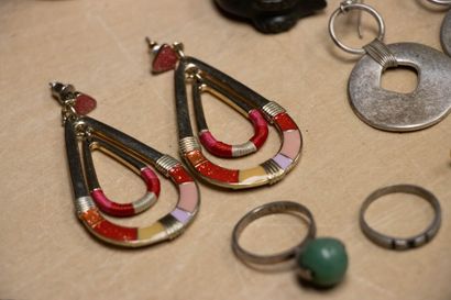 Lot de bijoux fantaisie. 
Colliers, bagues,...