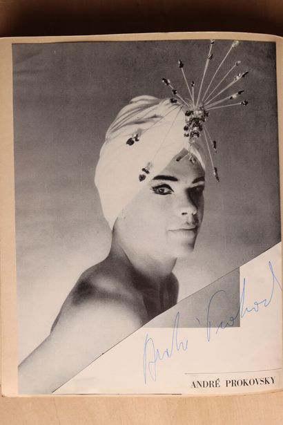 Recueil contenant des autographes de célébrités...