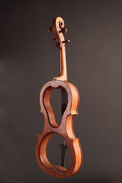 Violon muet. 
L. : 60 cm.