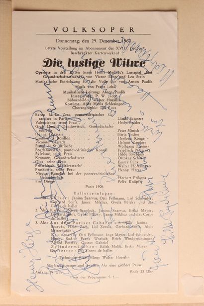 Recueil contenant des autographes de célébrités...