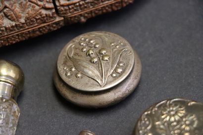 Lot comprenant: 
Boite en noix sculpté, boite...