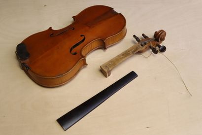 Violon démonté portant une étiquette Socquet.
Longueur...
