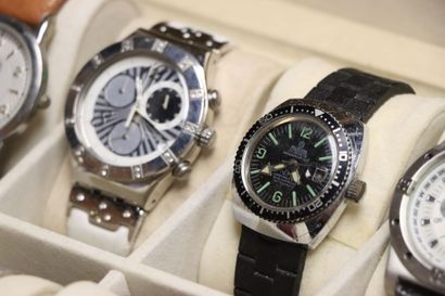 Collection de dix montres en coffret. 
Bayard,...