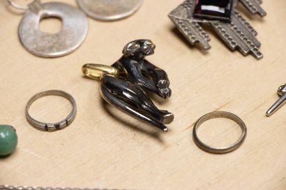 Lot de bijoux fantaisie. 
Colliers, bagues,...