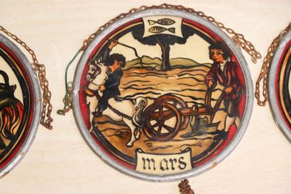 Douze petits vitraux en médaillons avec les...