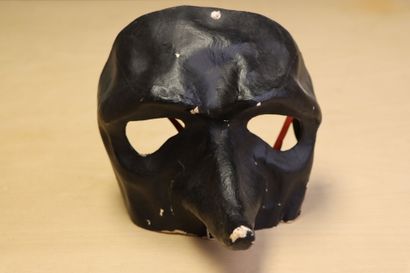 Trois masques en bois et en papier maché....