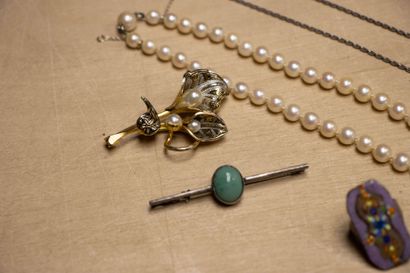 Lot de bijoux fantaisie. 
Colliers, bagues,...