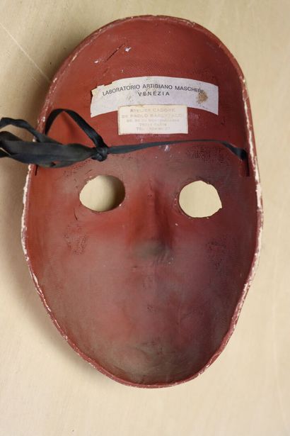 Trois masques en bois et en papier maché....